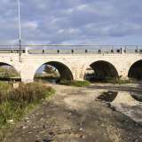 Il ponte della ferrovia che attraversa Lama San Giorgio nei pressi della sua foce